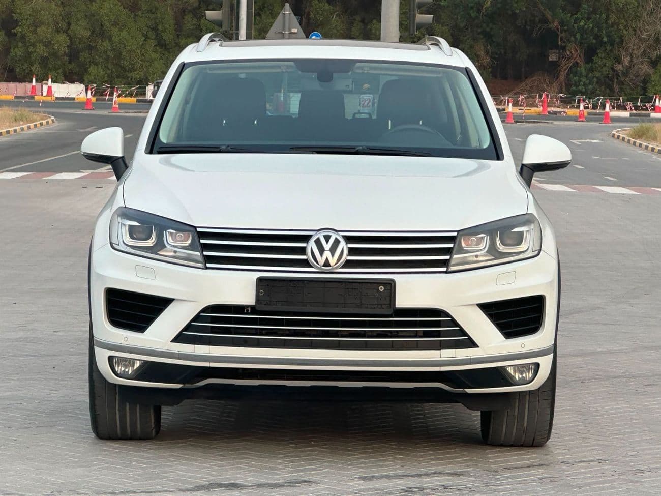 2016 Volkswagen Touareg SEL thumbnail 2