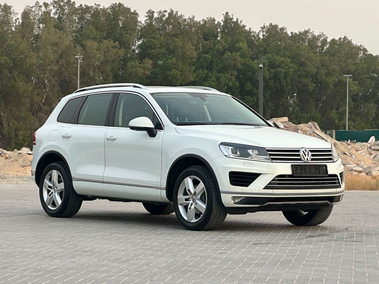 2016 Volkswagen Touareg SEL thumbnail 3