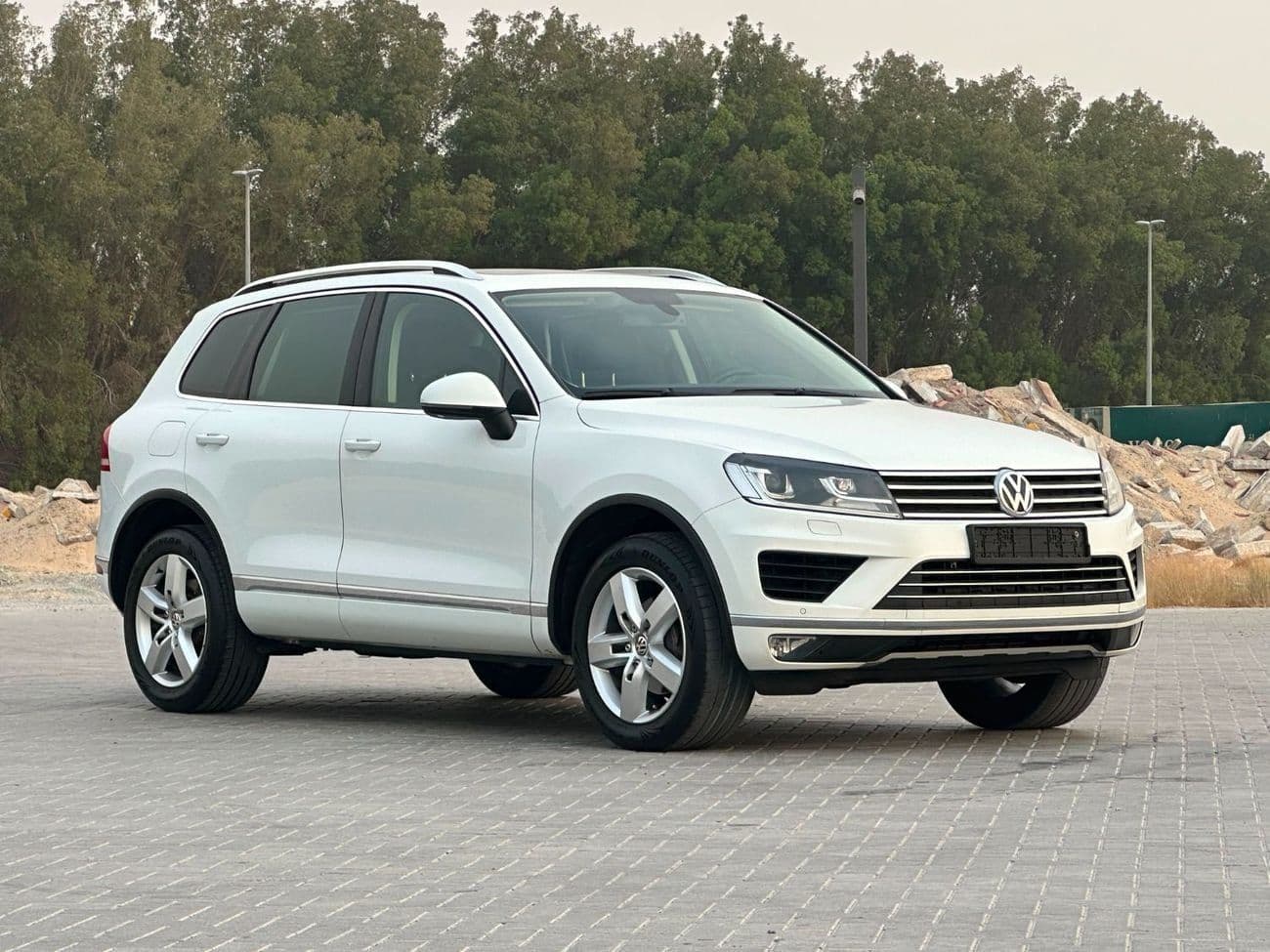 2016 Volkswagen Touareg SEL thumbnail 4