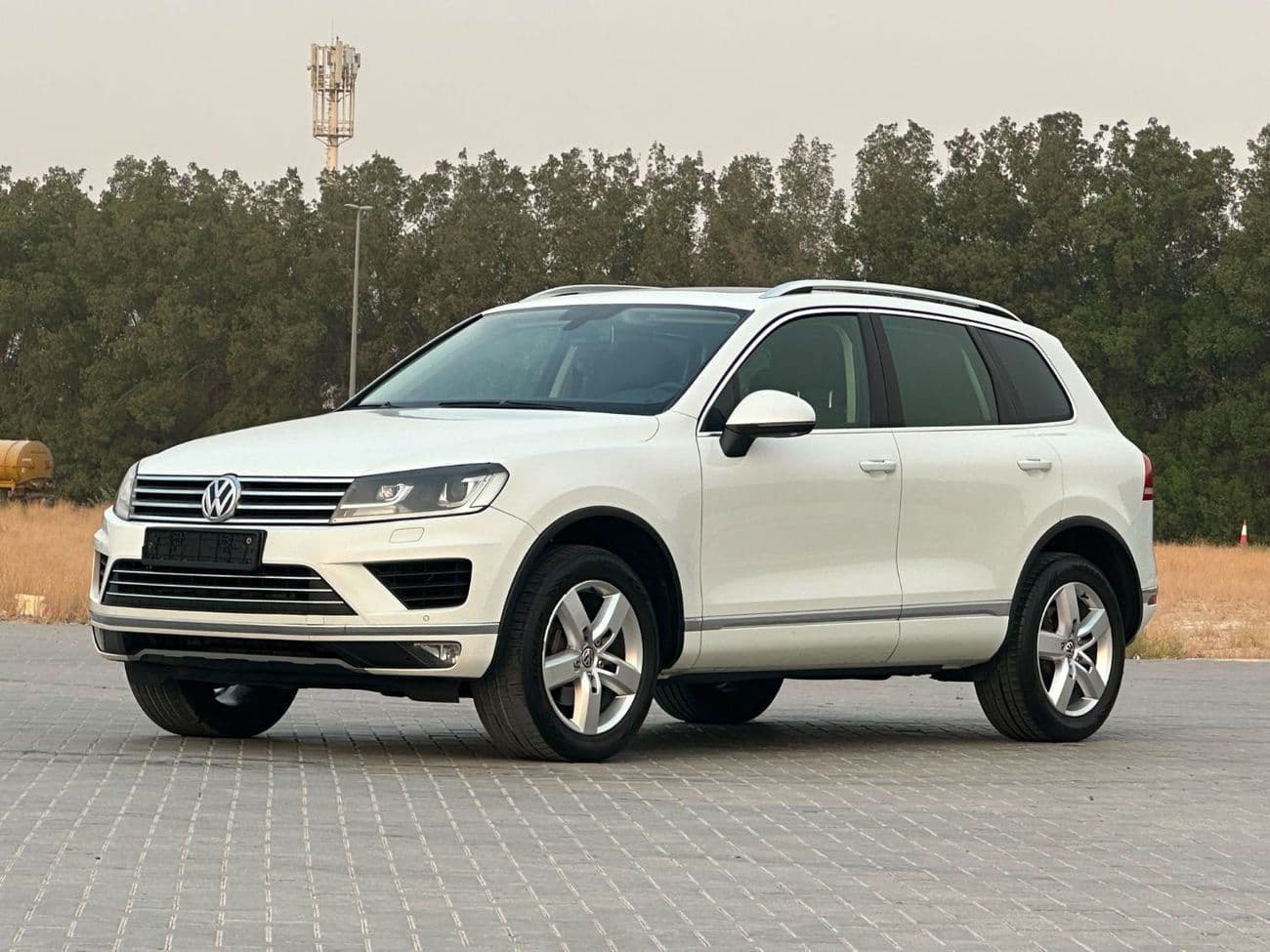 2016 Volkswagen Touareg SEL thumbnail 5