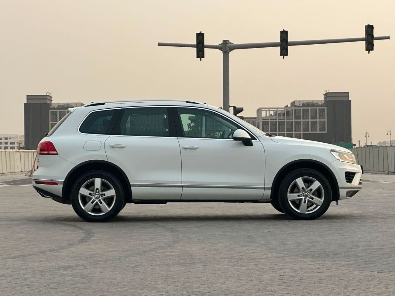 2016 Volkswagen Touareg SEL thumbnail 8