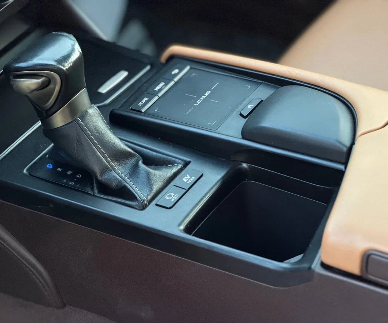 2020 Lexus ES300h PREMIER thumbnail 6
