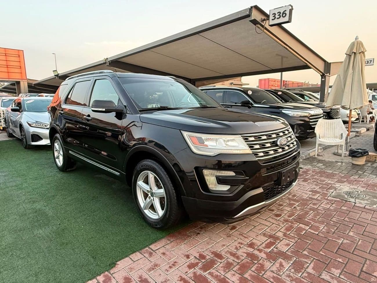 2017 Ford Explorer XLT thumbnail 3