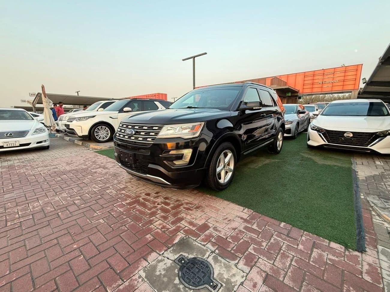2017 Ford Explorer XLT thumbnail 4