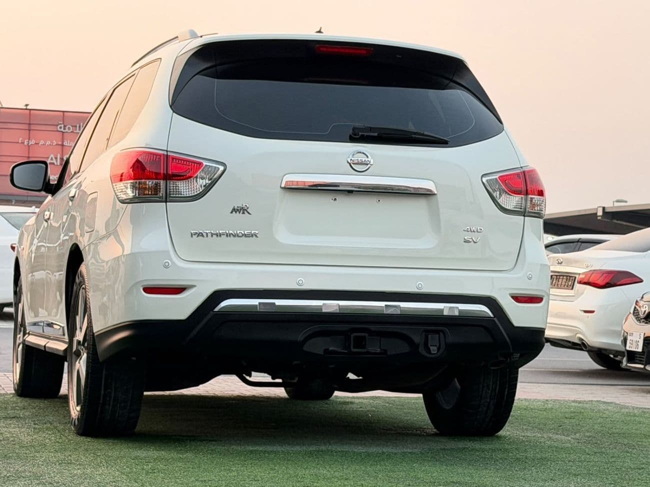 2017 Nissan Pathfinder SV thumbnail 3