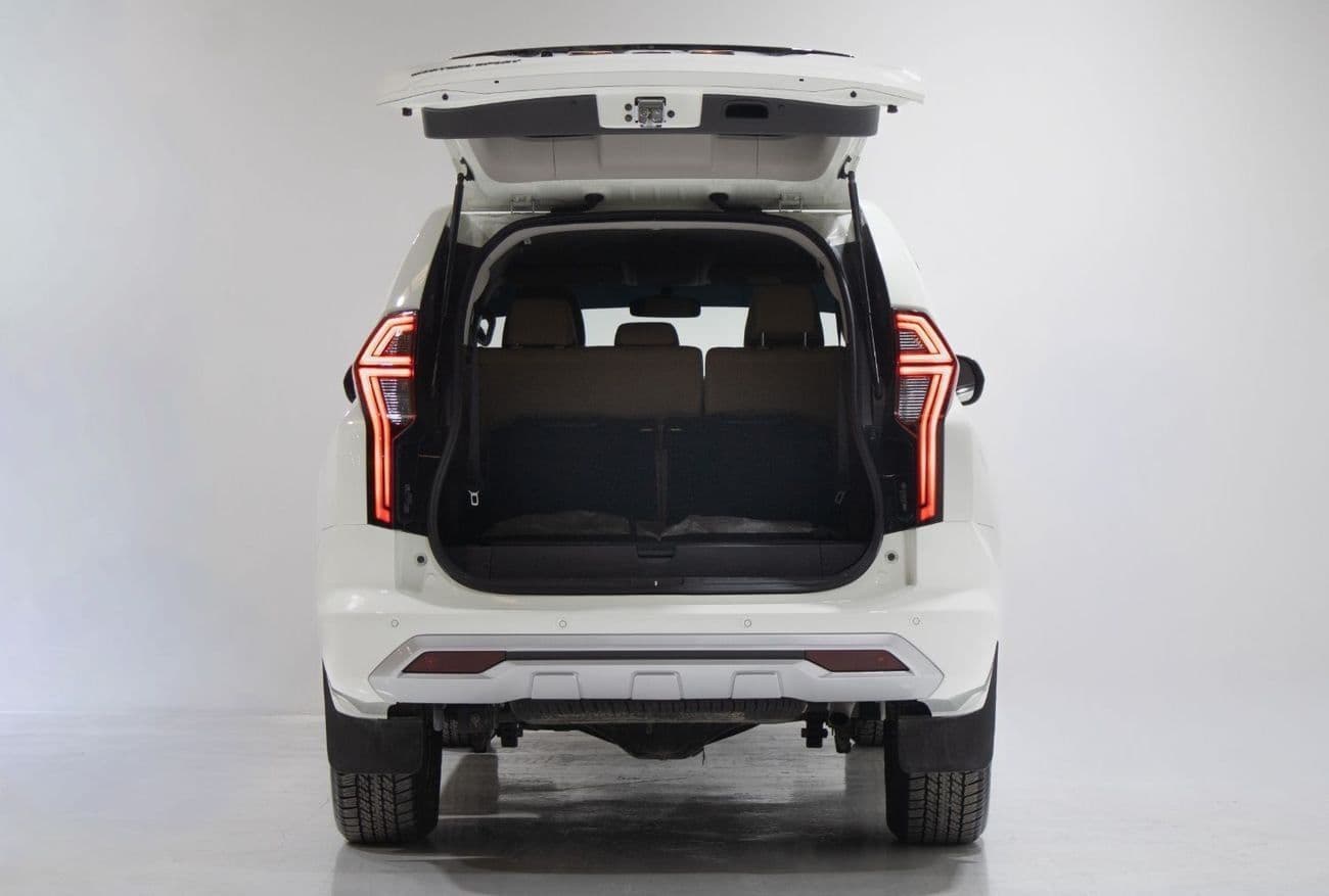 2023 Mitsubishi Montero thumbnail 5