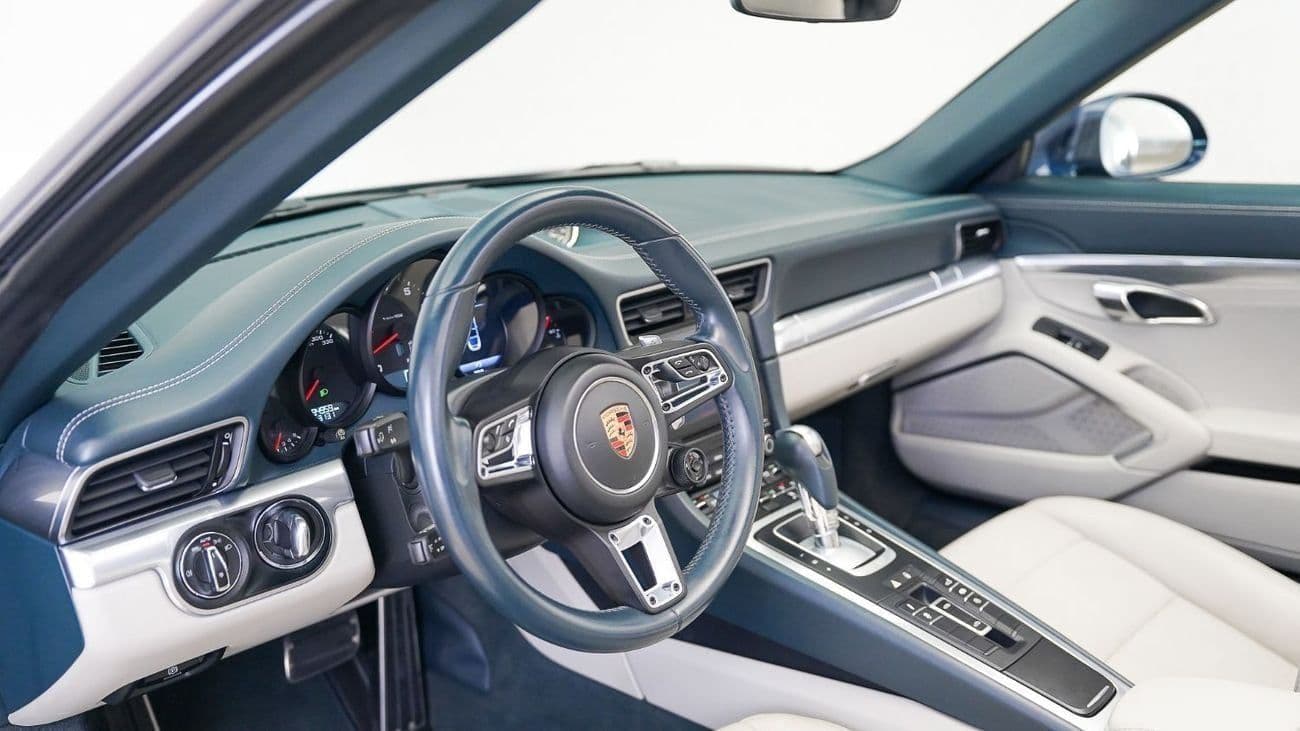 2017 Porsche 911 TARGA 4 thumbnail 4