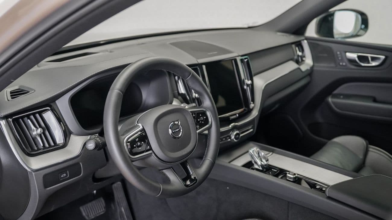 2024 Volvo XC60 B5 Ultimate Dark thumbnail 4
