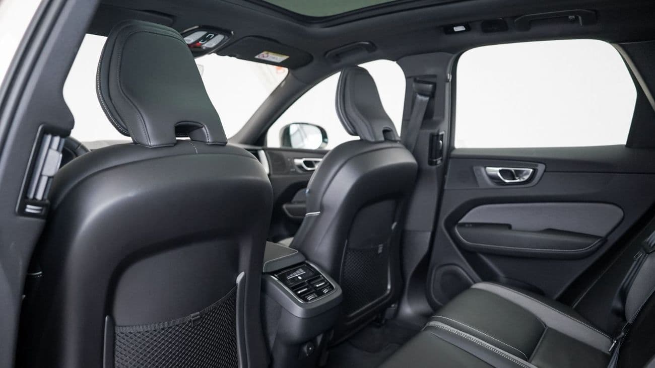 2024 Volvo XC60 B5 Ultimate Dark thumbnail 5