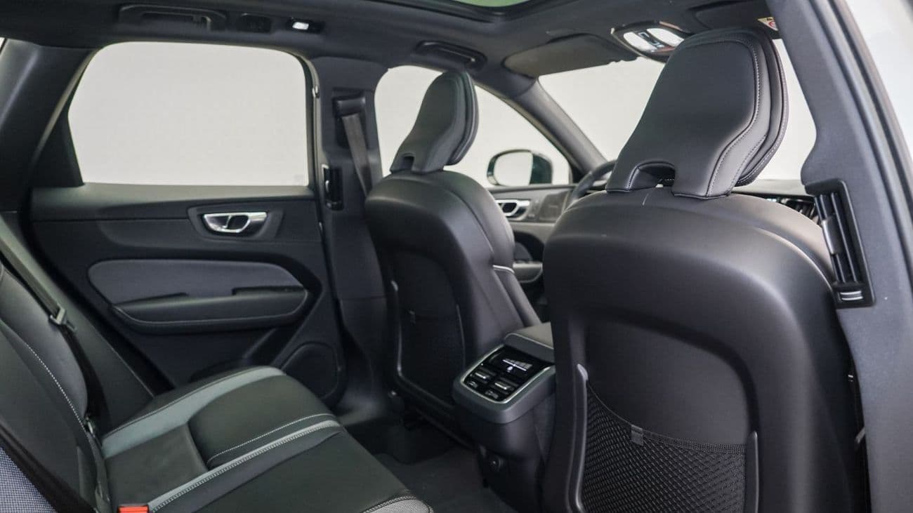 2024 Volvo XC60 5 Ultimate Dark thumbnail 5