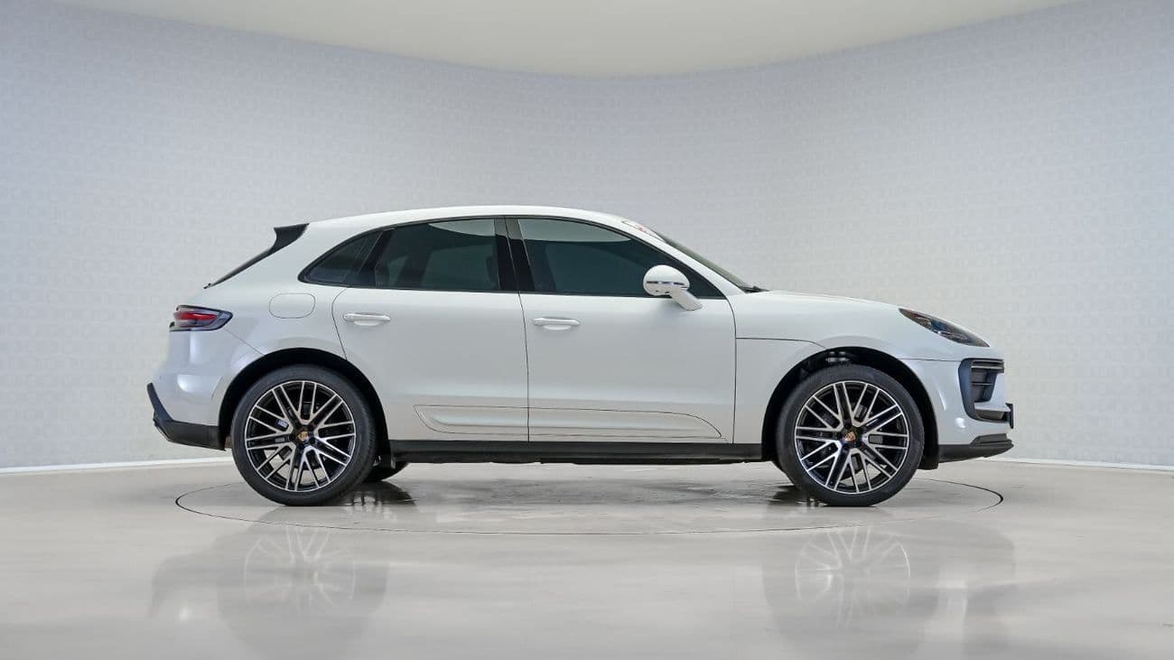 2023 Porsche Macan STANDARD thumbnail 3