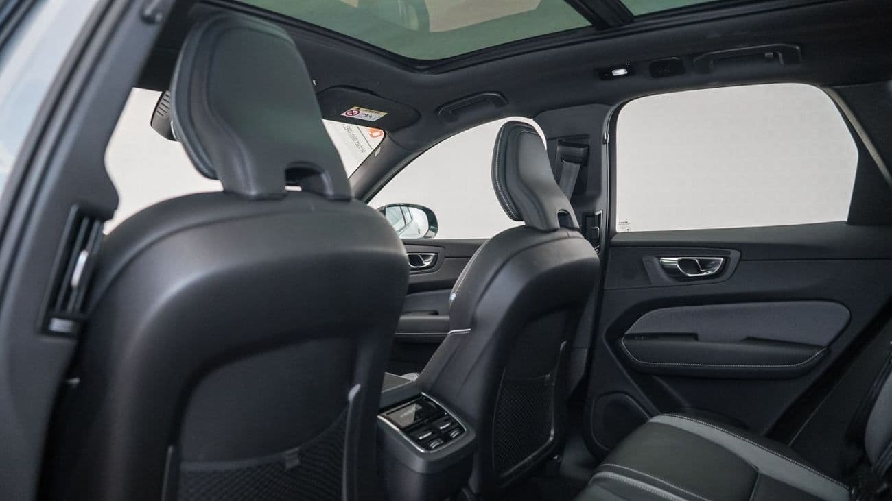 2024 Volvo XC60 B5 Ultimate Dark thumbnail 4