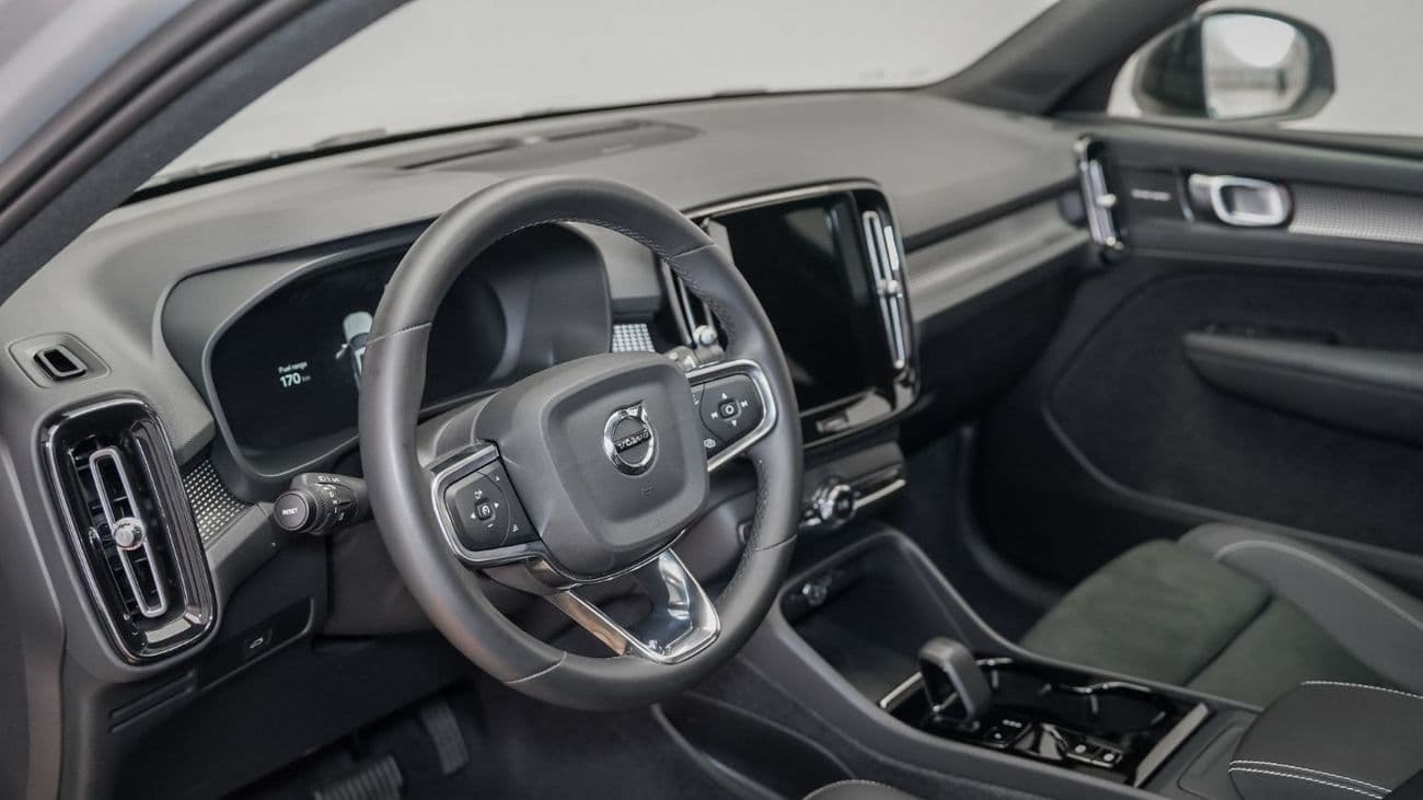 2024 Volvo XC40 B4 Ultimate Dark thumbnail 4