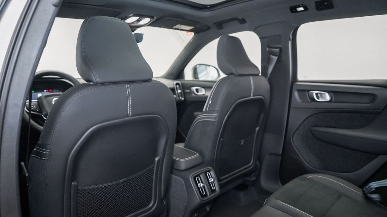 2024 Volvo XC40 B4 Ultimate Dark thumbnail 5