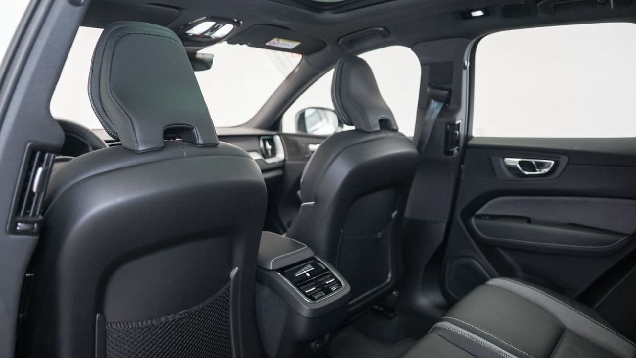 2024 Volvo XC60 B5 Ultimate Dark thumbnail 5