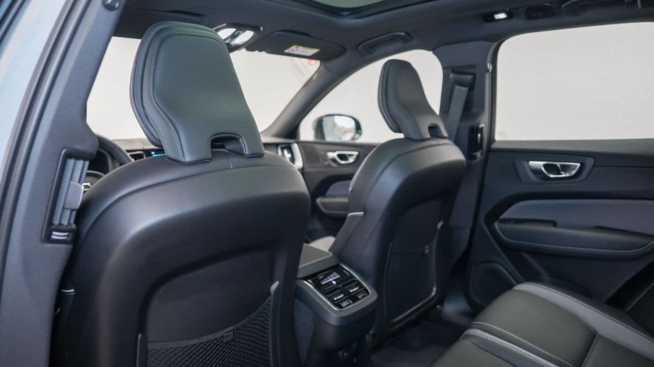 2024 Volvo XC60 B5 Ultimate Dark thumbnail 5