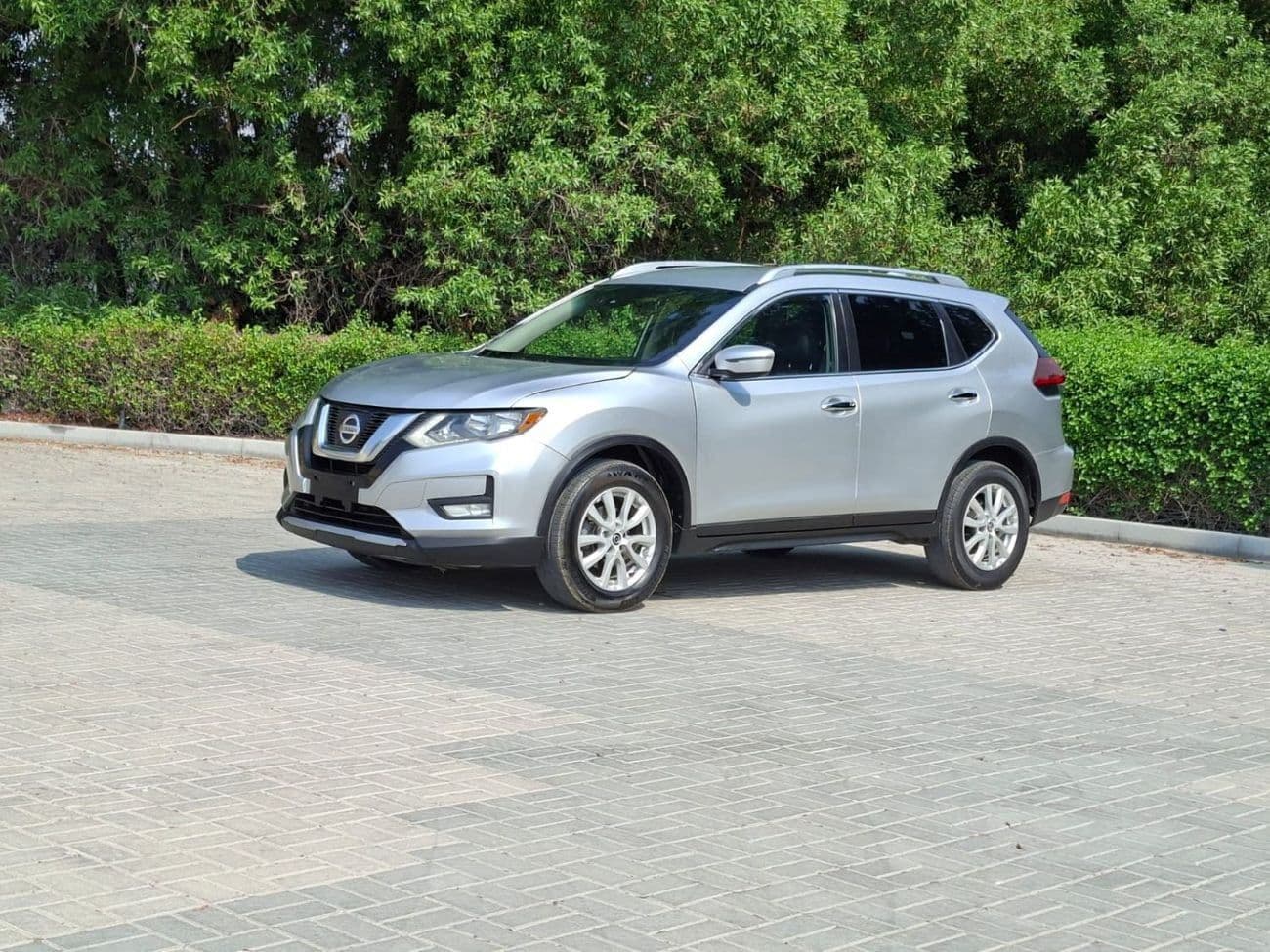 2020 Nissan Rogue SV thumbnail 3