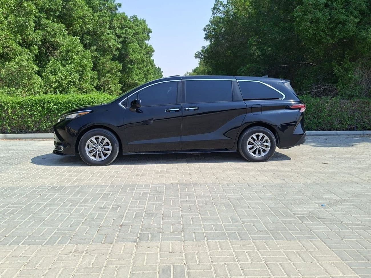 2022 Toyota Sienna XLE thumbnail 8