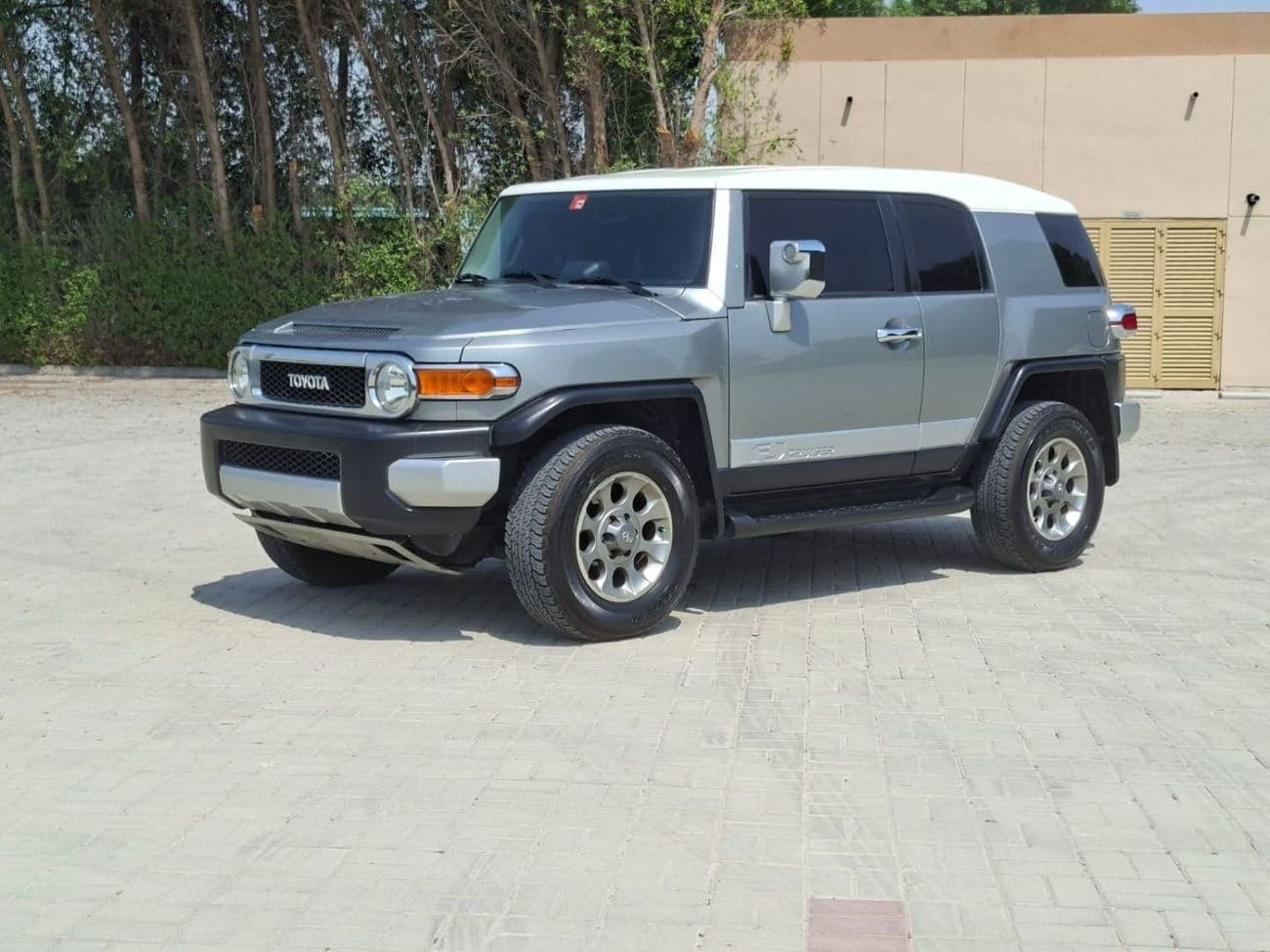 2011 Toyota FJ Cruiser TOP thumbnail 3