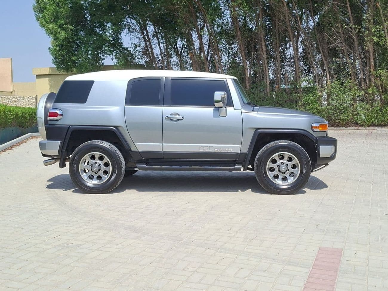 2011 Toyota FJ Cruiser TOP thumbnail 4