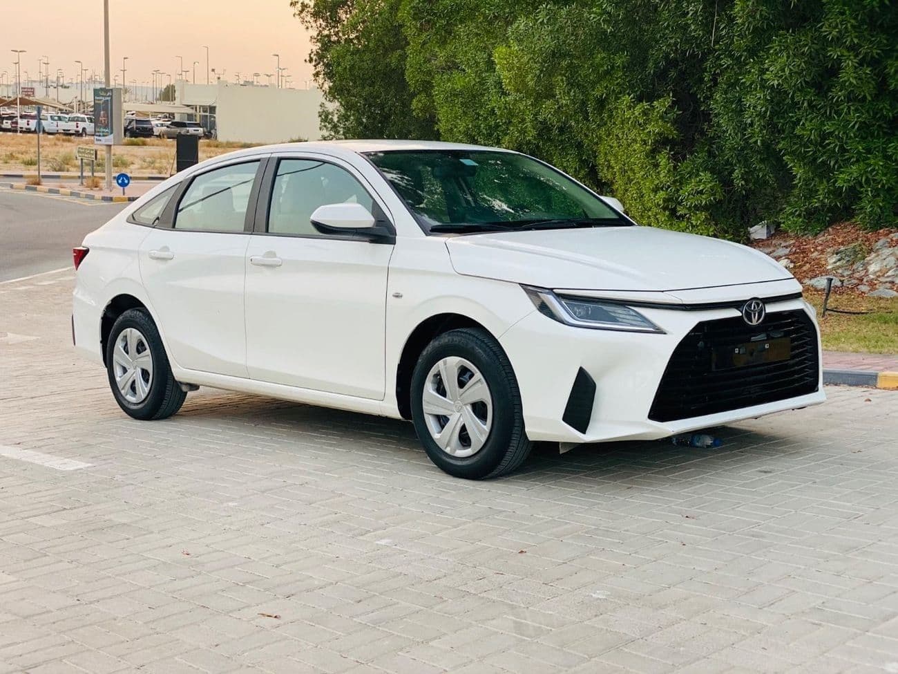 2023 Toyota Yaris E thumbnail 3