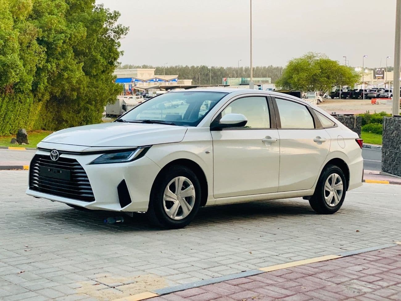 2023 Toyota Yaris E thumbnail 5