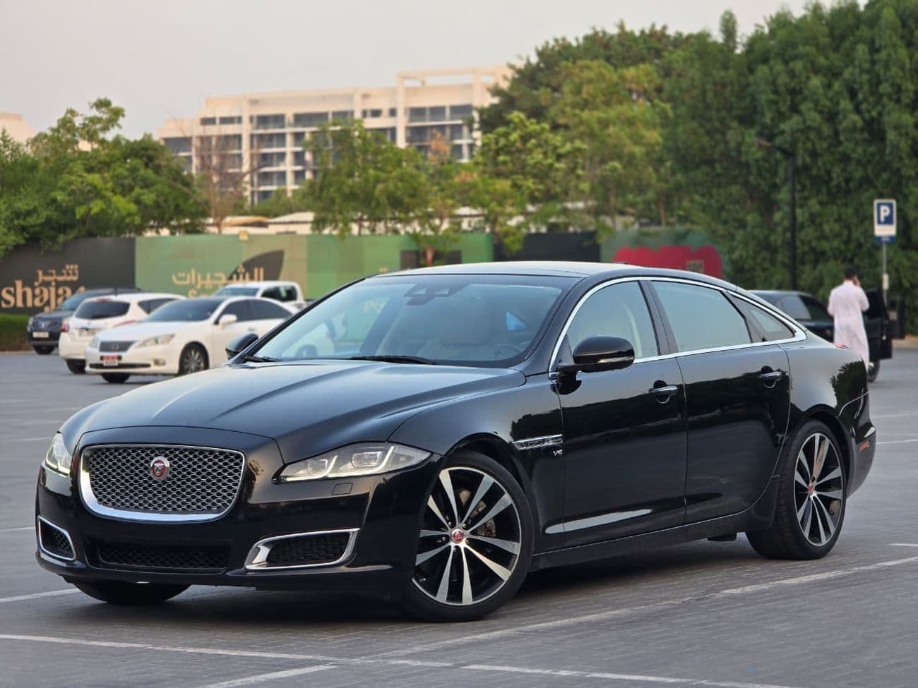 2019 Jaguar XJ 50 LWB thumbnail 3