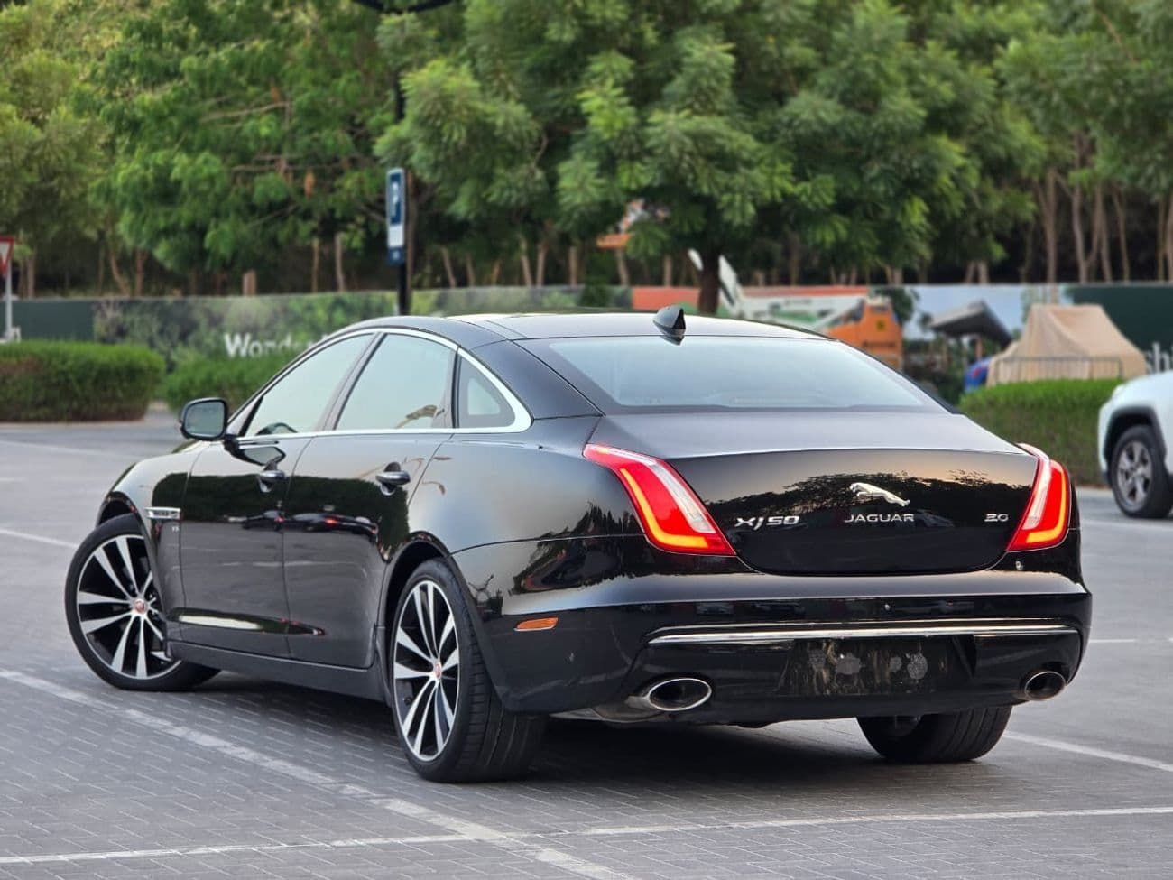 2019 Jaguar XJ 50 LWB thumbnail 5