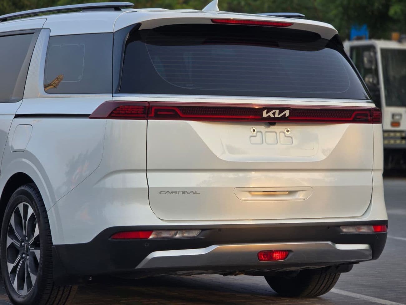 2023 Kia Carnival EX DLX thumbnail 8
