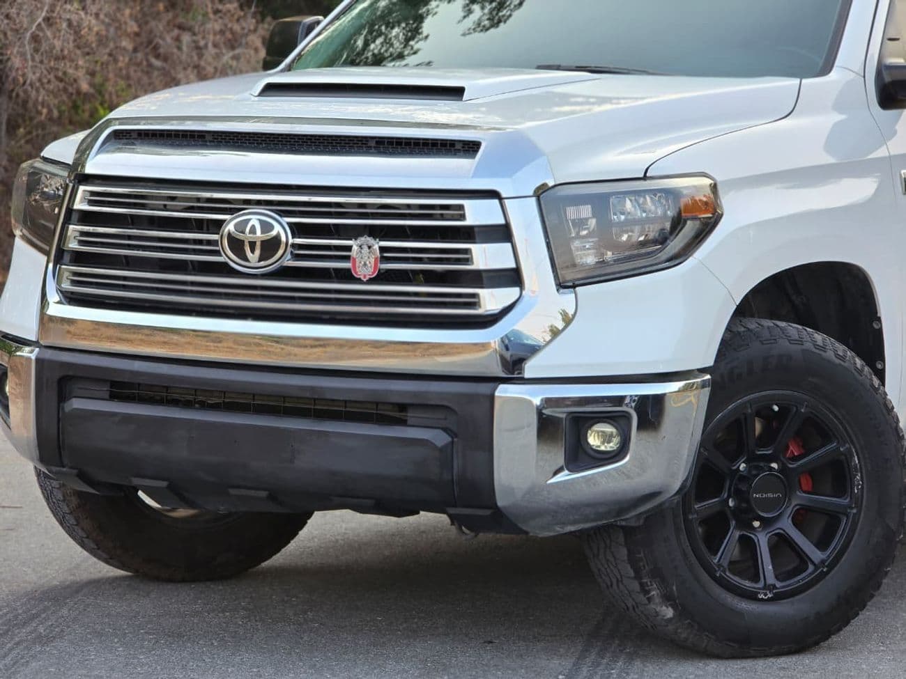 2017 Toyota Tundra STANDARD thumbnail 4