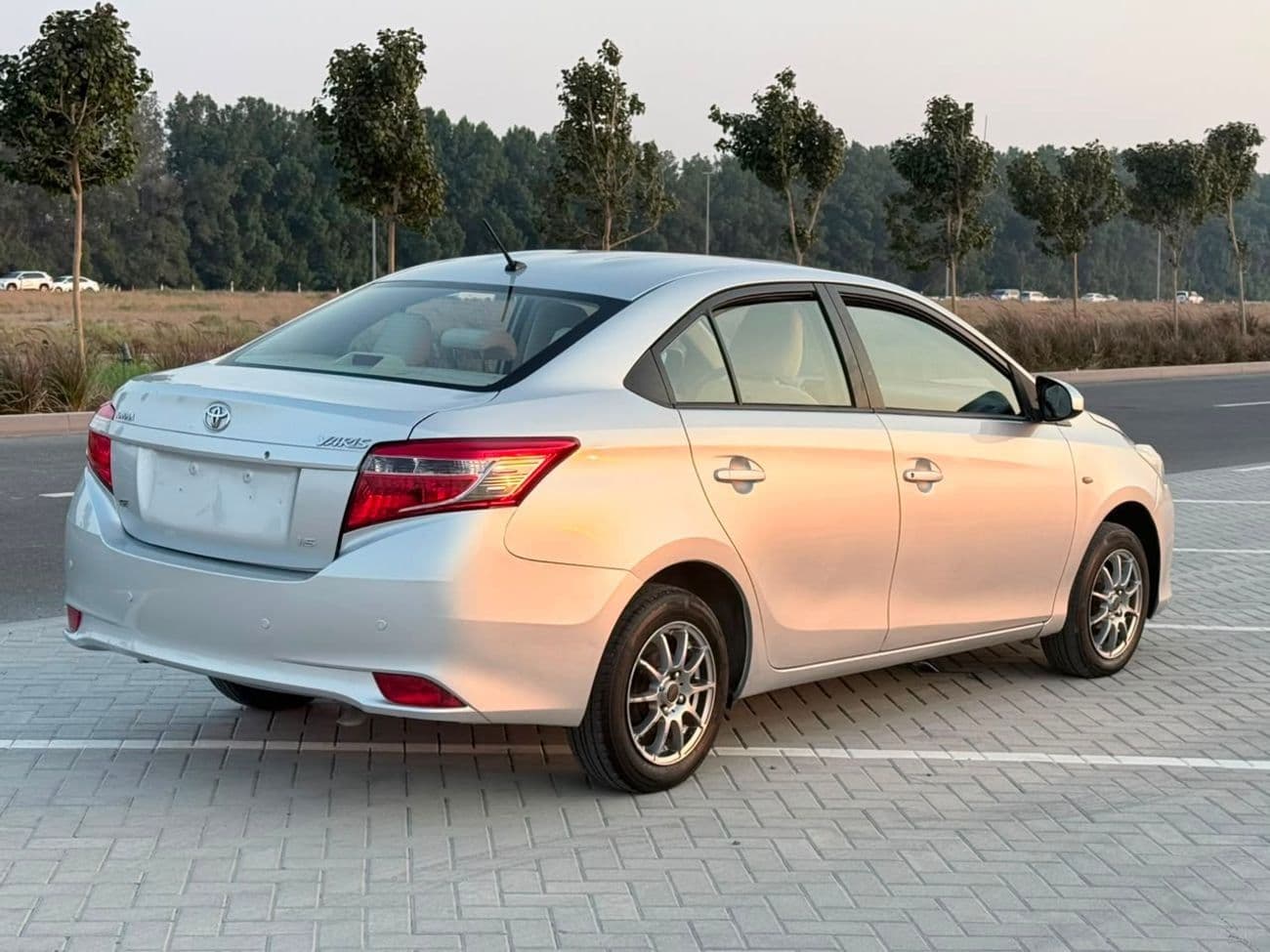 2016 Toyota Yaris SE thumbnail 5