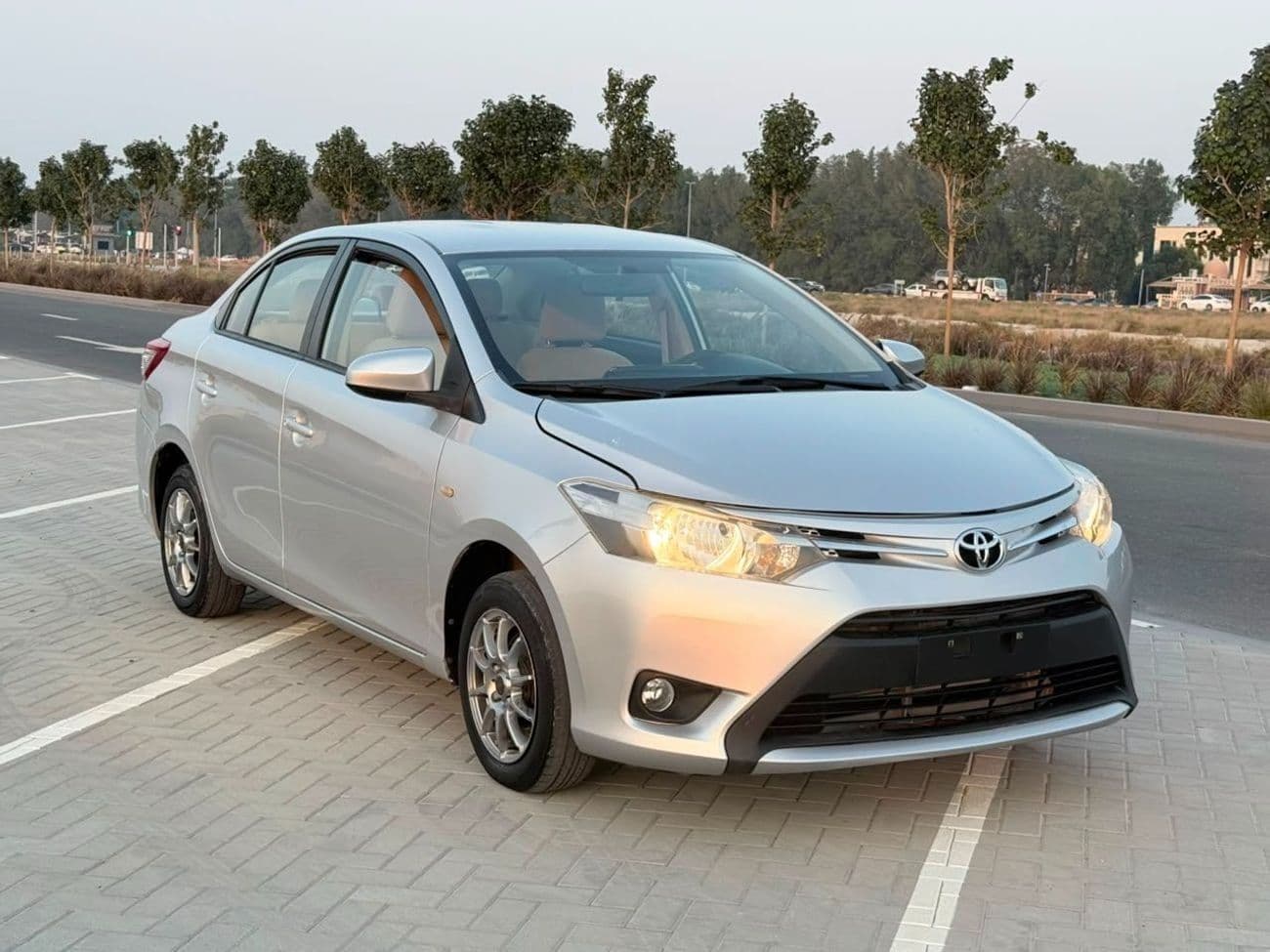 2016 Toyota Yaris SE thumbnail 2