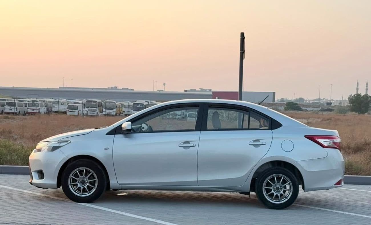 2016 Toyota Yaris SE thumbnail 4
