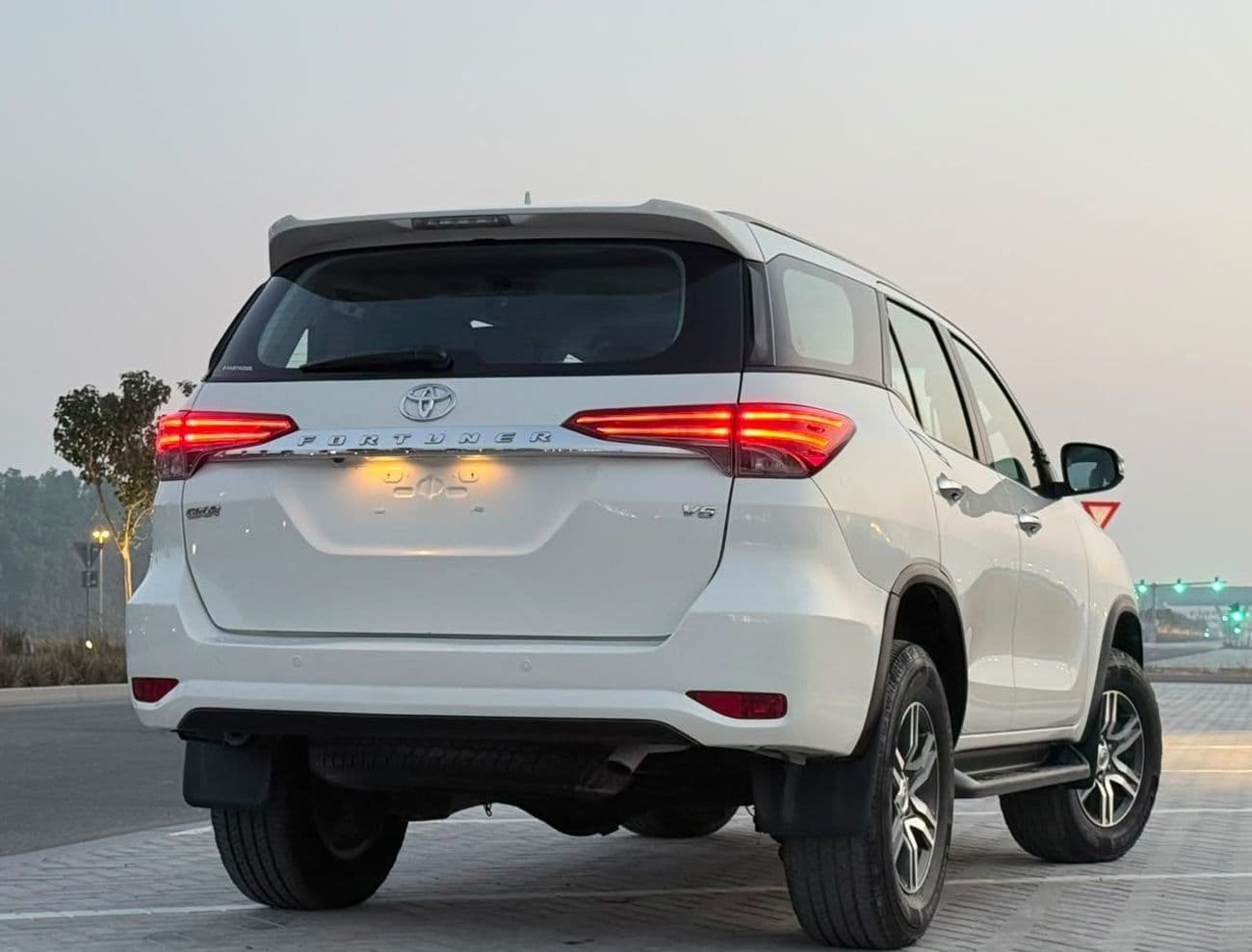 2017 Toyota Fortuner GXR thumbnail 6
