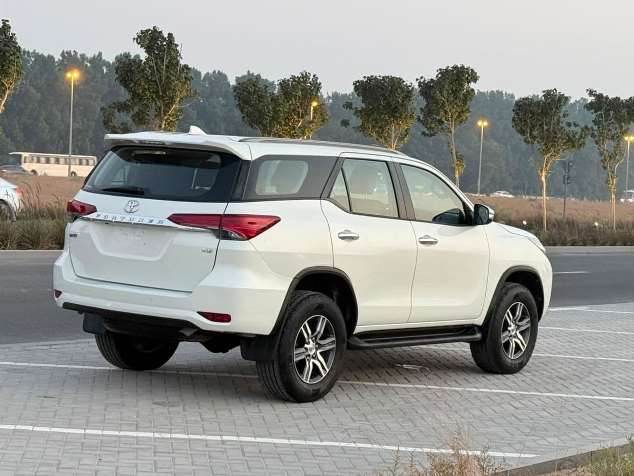 2017 Toyota Fortuner GXR thumbnail 8