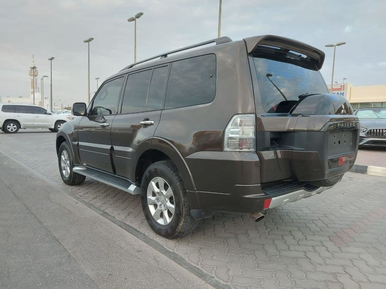 2017 Mitsubishi Pajero GLS MIDLINE thumbnail 4