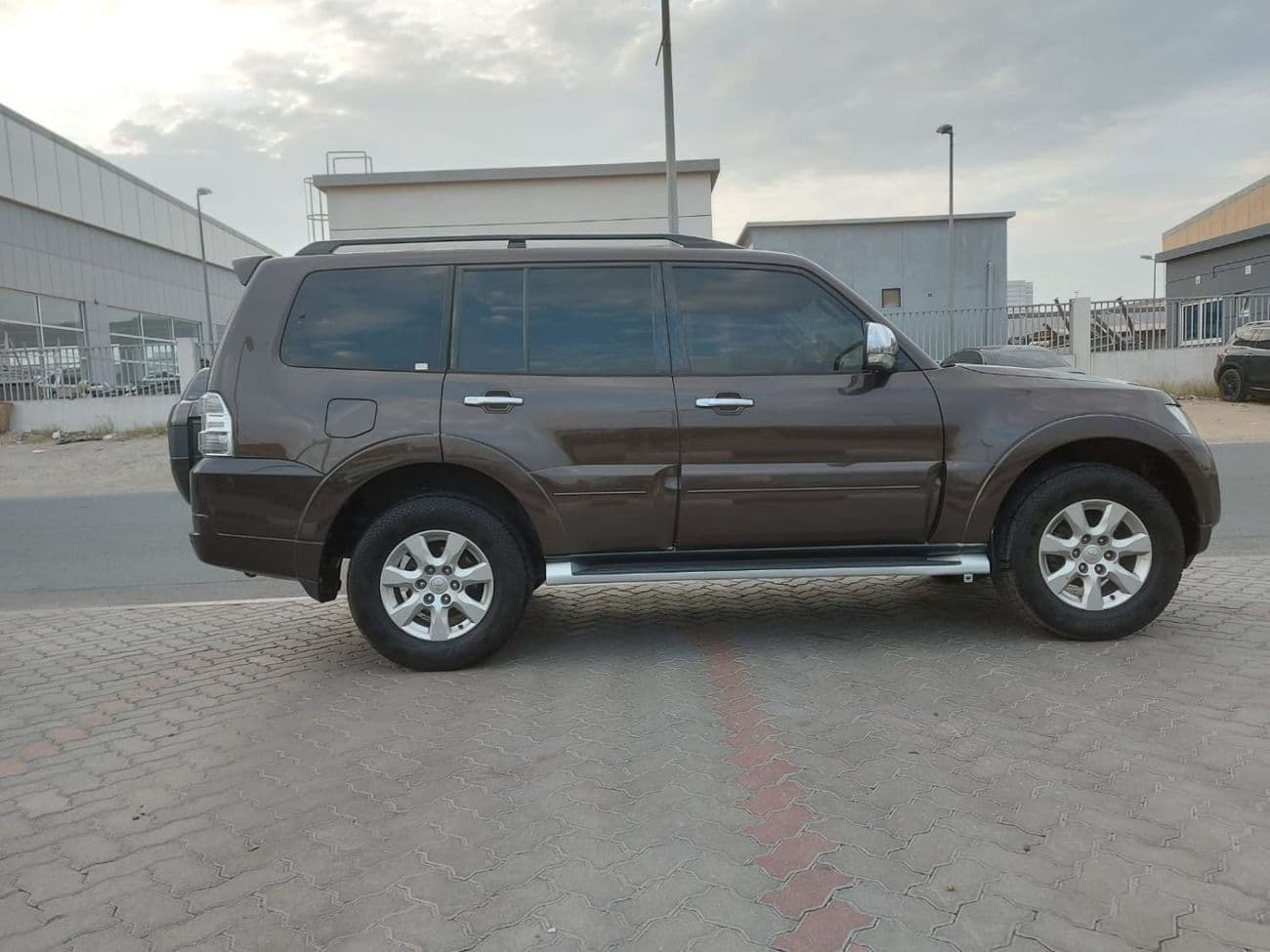 2017 Mitsubishi Pajero GLS MIDLINE thumbnail 7