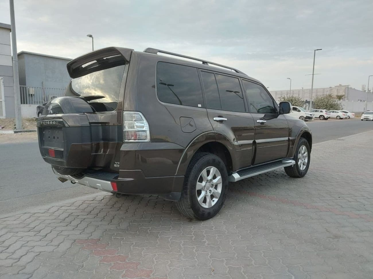 2017 Mitsubishi Pajero GLS MIDLINE thumbnail 3