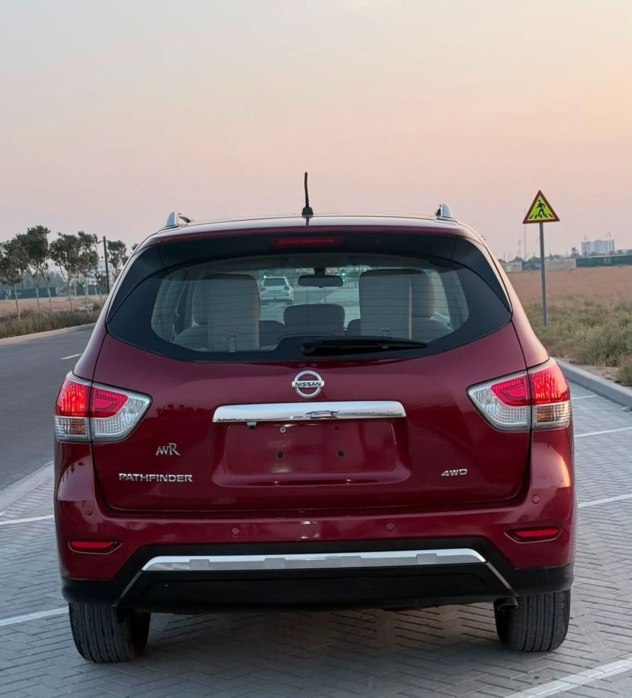2016 Nissan Pathfinder SV thumbnail 2