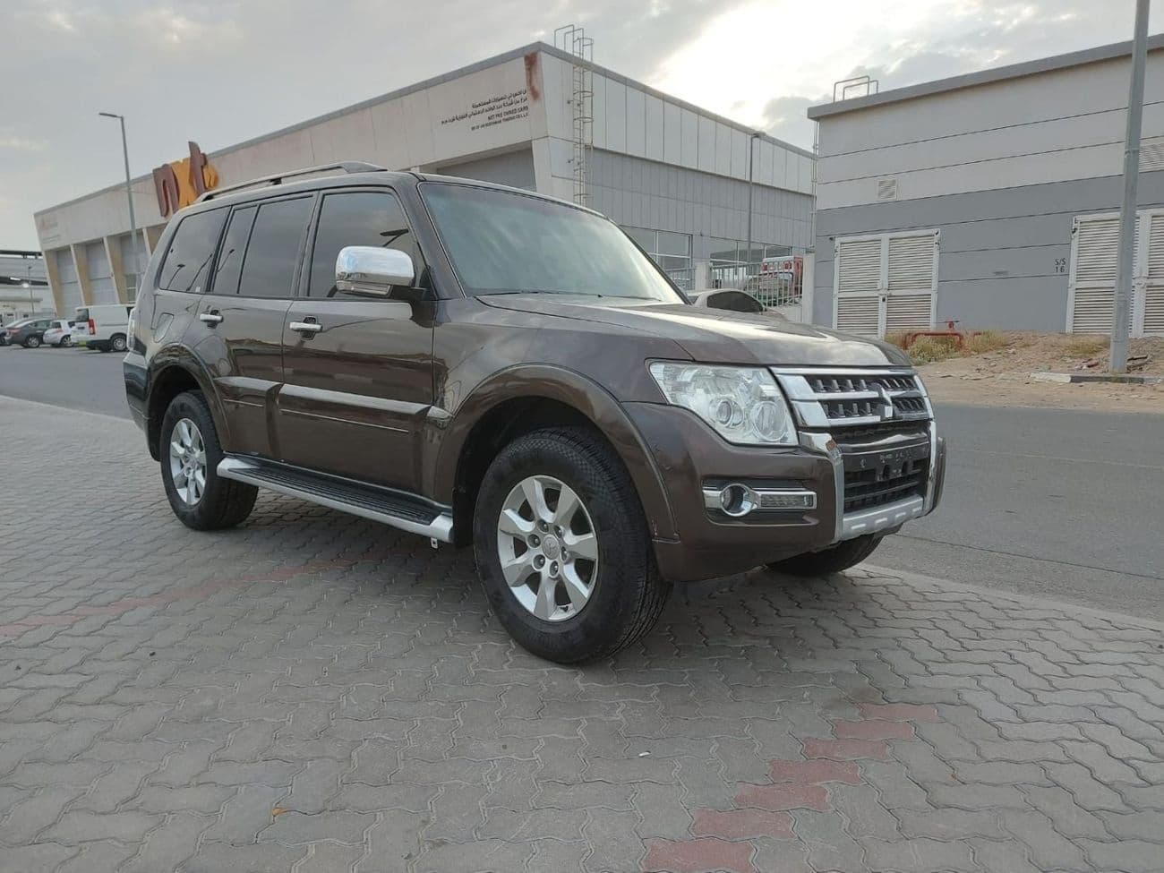 2017 Mitsubishi Pajero GLS MIDLINE thumbnail 5