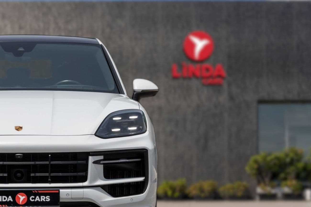 2024 Porsche Cayenne thumbnail 3