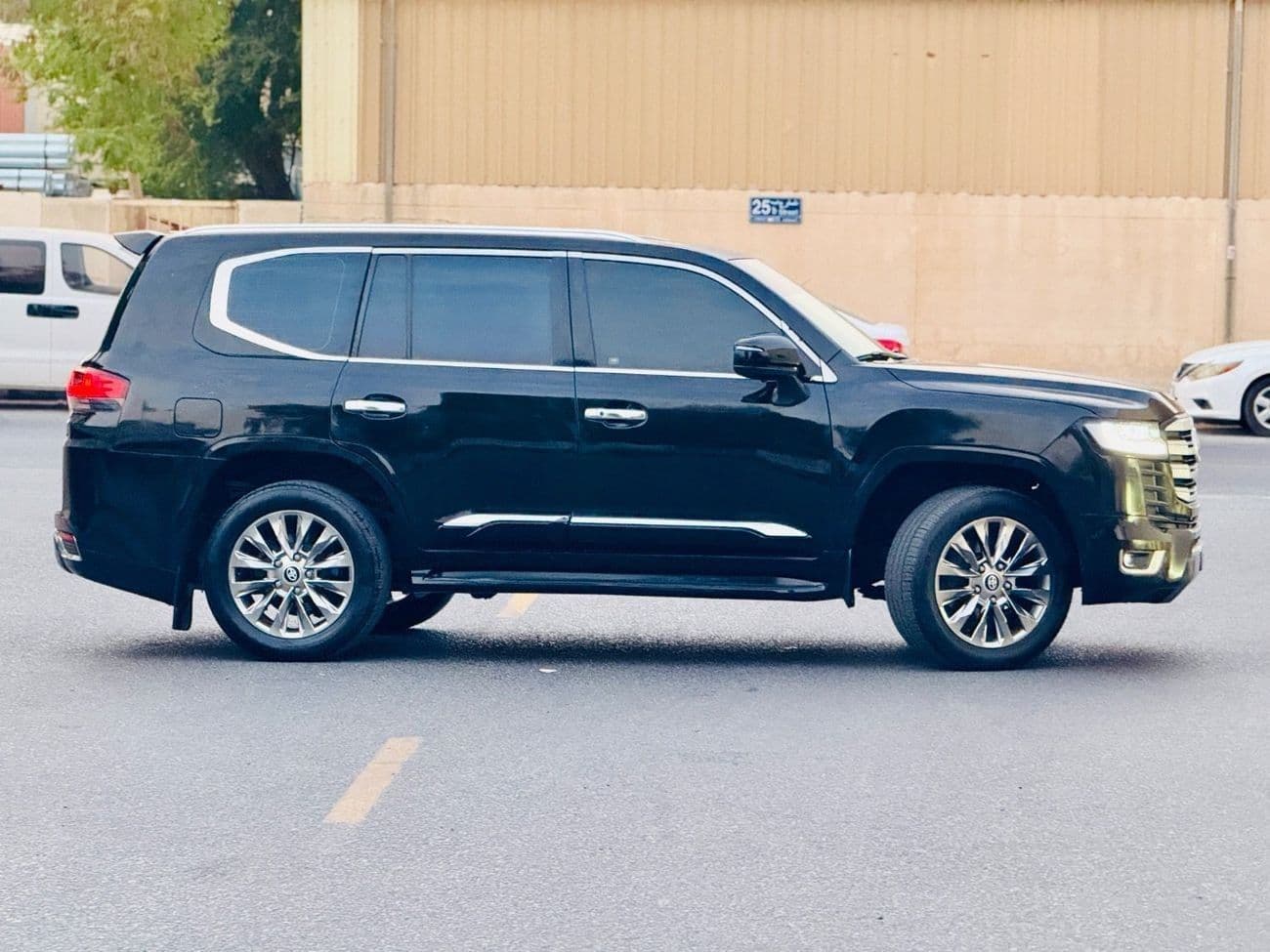 2011 Toyota Land Cruiser GXR thumbnail 3