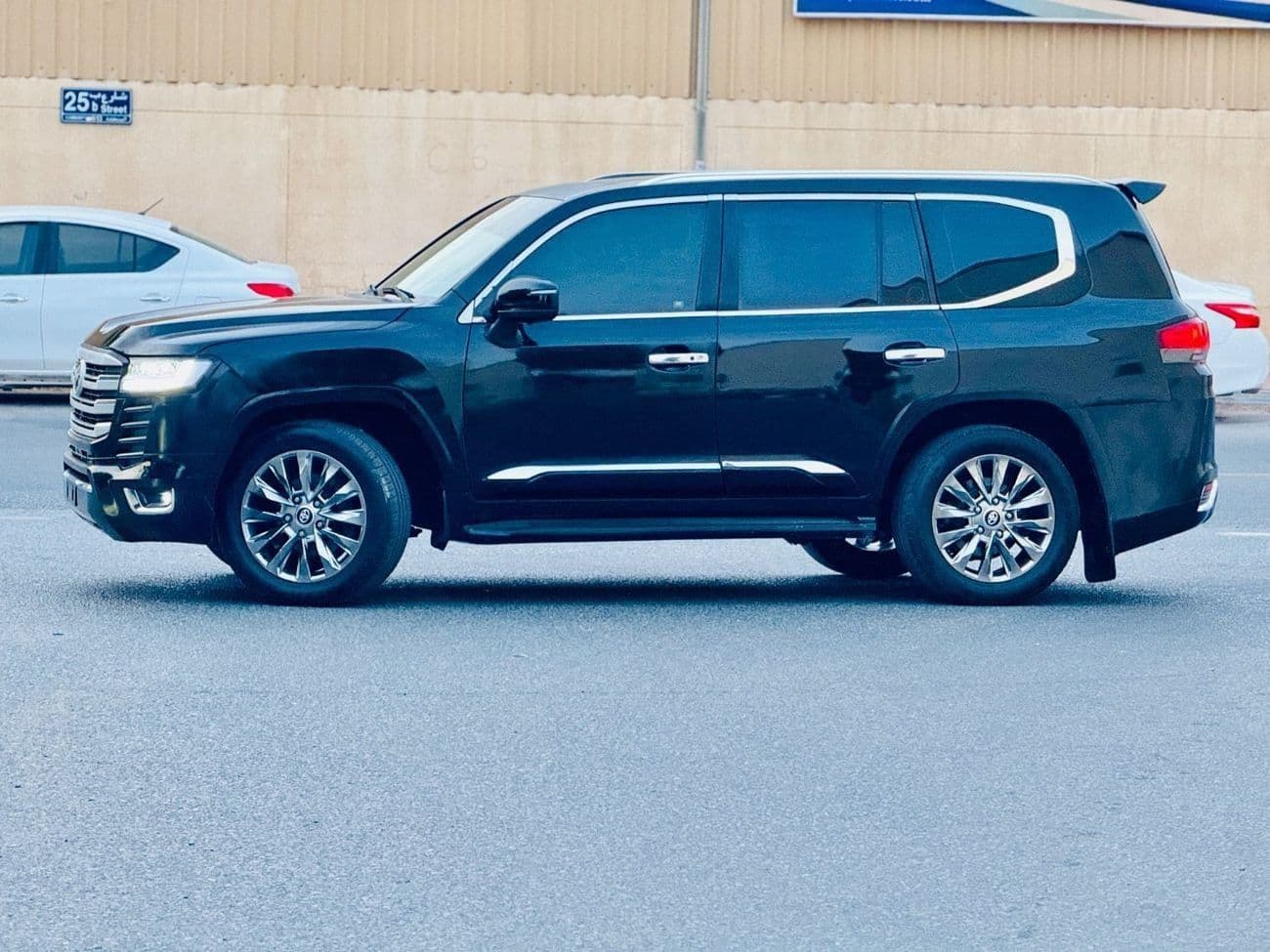 2011 Toyota Land Cruiser GXR thumbnail 4