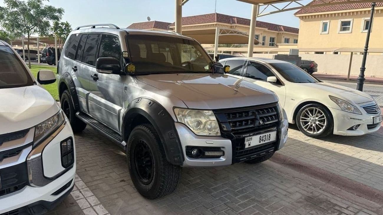 2015 Mitsubishi Pajero Platinum thumbnail 2