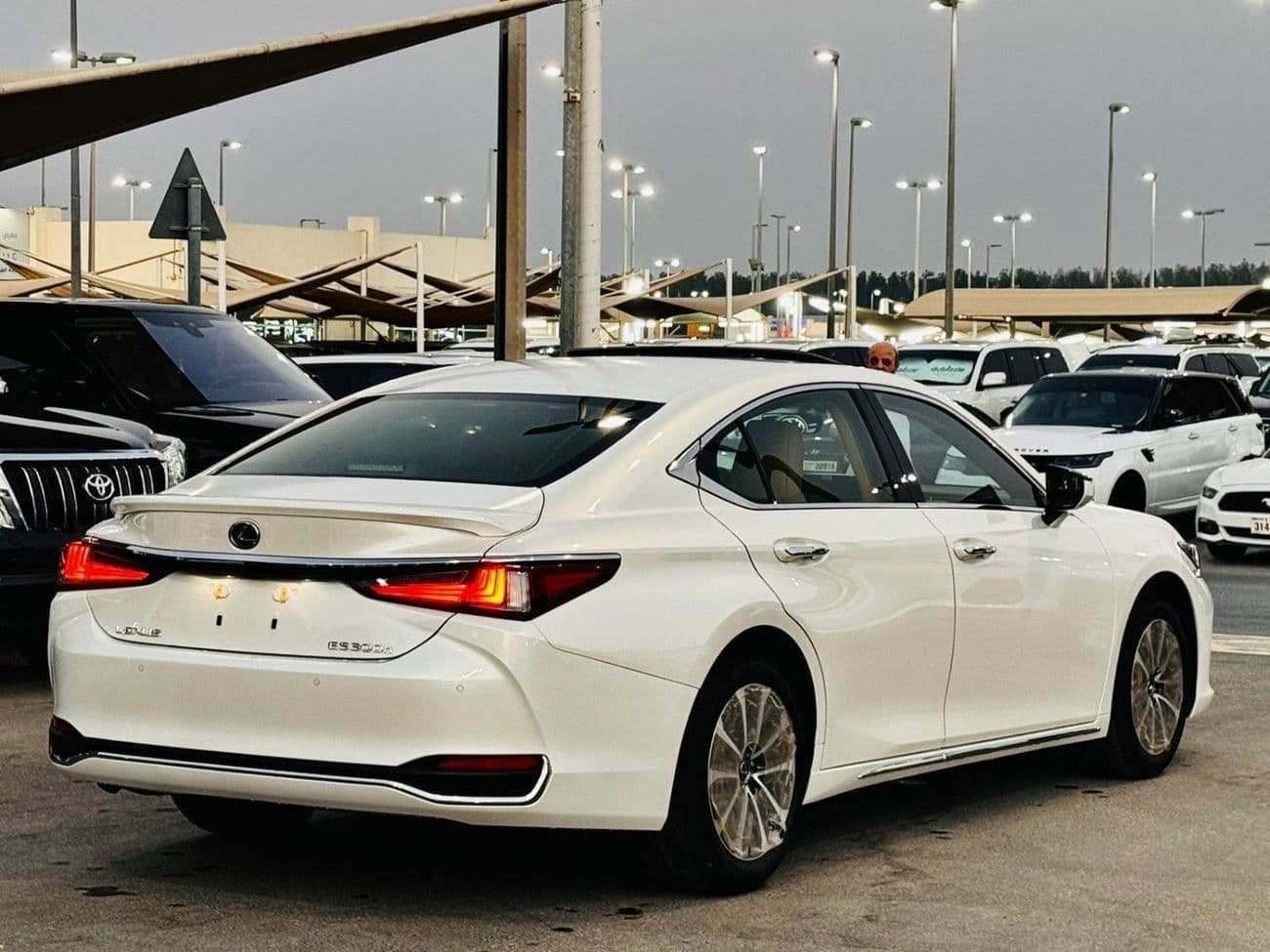 2025 Lexus ES300 thumbnail 7