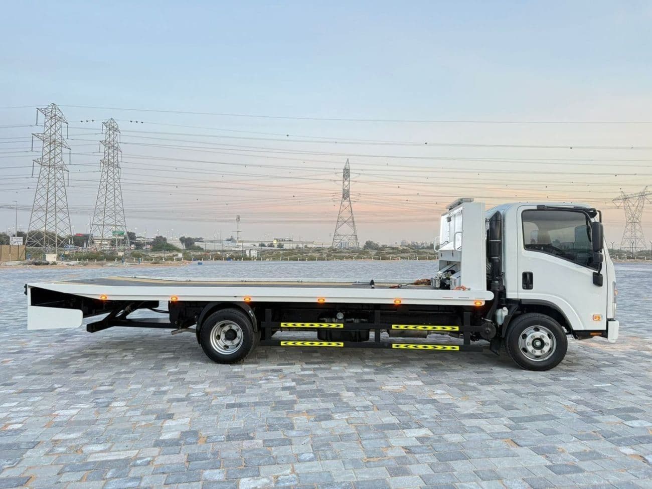 2025 Isuzu NPR 85 thumbnail 4