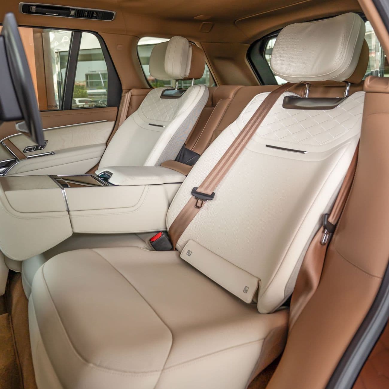 2026 Land Rover Range Rover SV LWB P615 thumbnail 8