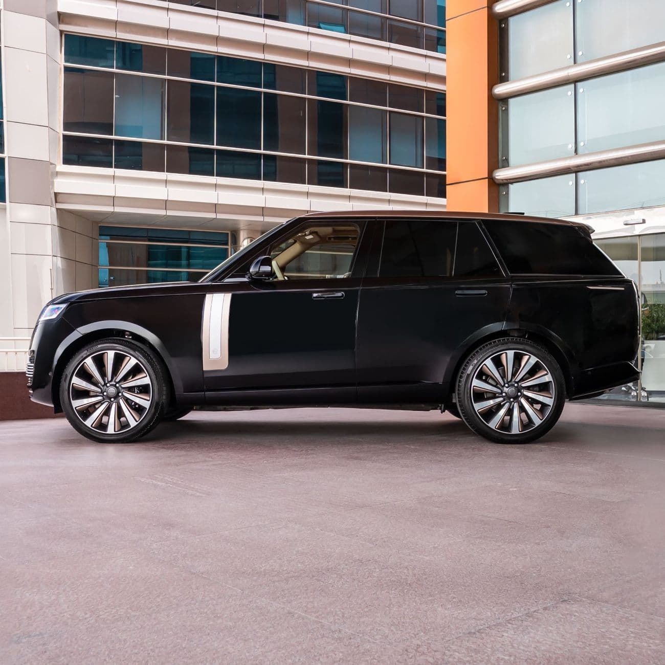 2026 Land Rover Range Rover SV LWB P615 thumbnail 5
