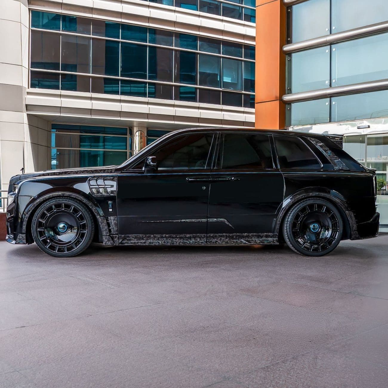 2025 Rolls Royce Cullinan thumbnail 3