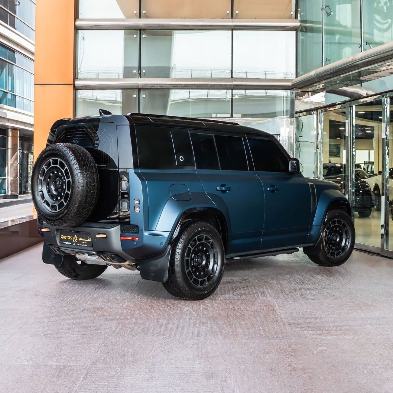 2026 Land Rover Defender 110 OCTA EDITION ONE P635 thumbnail 3